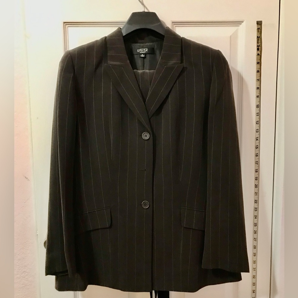 💼 Brown pinstriped pantsuit 💼